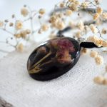 Duży naszyjnik z suszoną różą w żywicy - naszyjnik róże w żywicy