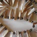 Naszyjnik z masy perłowej z "Pazurkiem" - Unikalny naszyjnik z beżowej masy perłowej