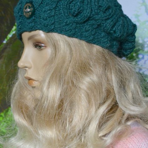 Beret w warkocze w kolorze butelkowej zieleni