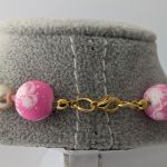 Naszyjnik z różowymi, matowymi, szklanymi koralikami z koralikami w kolorze perłowym z recyklingu - Zapięcie