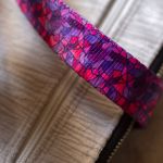 Mini kopertówka z tłoczonego weluru – jasnoszara z różowym regulowanym paskiem | Unikat handmade - 