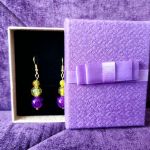 Kolczyki wiszące fioletowo-żółte - Kolczyki w ozdobnym pudełku