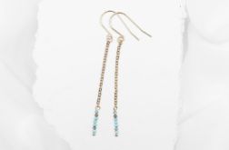 Delikatne kolczyki na łańcuszkach z turkusami.