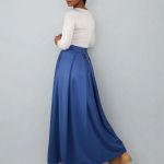 Niebieska spódnica maxi z ozdobnymi kontrafałdami. - 