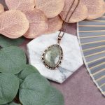 Miedziany ozdobny wisiorek z prehnitem #562 - 