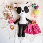 Misiu Panda ( dziewczynka ) - 41 cm - Zabawkę i ubranka można prać - temp. do 50 stopni, proszek do kolorów, bez płynów zmiękczających. Zawsze powstaje tylko jeden taki zestaw ubranek, więc inne dziecko nigdy nie będzie miało takiej samej zabawki.