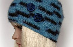 Błękitna czapka z różyczkami