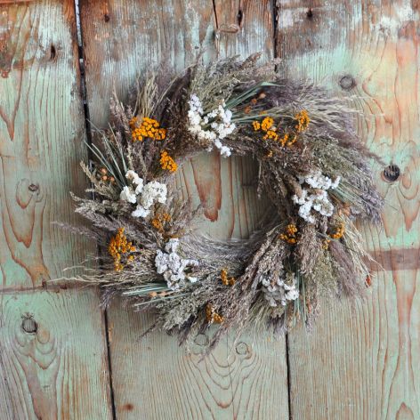 Wianek z suszonych traw i kwiatów