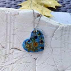 Wisiorek z żywicy z zatopionymi kwiatkami