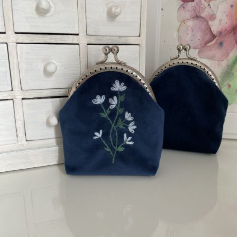 Portmonetka welurowa damska Kwiat lnu haftowana ręcznie 