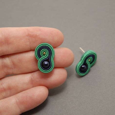 małe, granatowo-zielone kolczyki sutasz