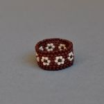 Pierścionek koralikowy brązowy w kwiatuszki - pierścionek na prezent