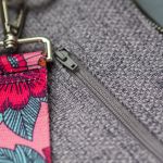 Szara kopertówka na różowym pasku w kwiaty - 