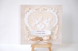 Beżowa kartka ślubna z gołąbkami