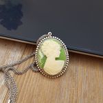 Naszyjnik z zieloną kameą – Styl Vintage – Srebrzysty Medalion - 