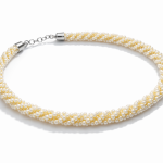 Naszyjnik typu "sznur" z drobnych pereł szklanych – Elegancki skręt - 