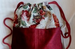 Bordowy plecak z kieszeniami w kwiaty