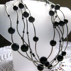 Czarne perły i srebro, ponadczasowa elegancja