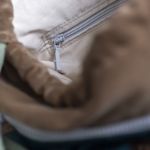 Beżowo-zielony plecak z przednią kieszenią z weluru - 