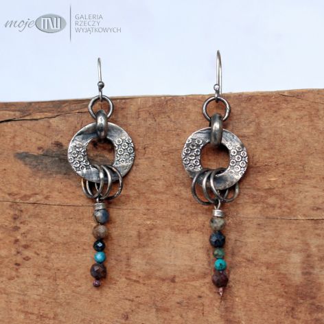 Srebro z kolorami ziemi