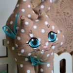 Kotek - zawieszka - Krzysiu - To kot z pięknymi oczkami. Dodatkowo został ozdobiony kokardką atłasową.  Całość mięciutka. Bezpieczna dla dzieci