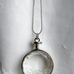 Długi naszyjnik z kryształową zawieszką  - Ruchome kryształki