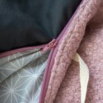 Plecak damski z różowej bukli i welurową klapą – RASPBERI - 