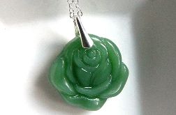 Róża z zielonego jadeitu, wisior na łańcuszku