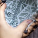 Listonoszka z pikowanego weluru z kominem w panterkę - 