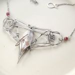 Oubli - Naszyjnik Wire Wrapping z Agatem i Rubinami – Ręcznie Wykonana Biżuteria Artystyczna - Naszyjnik Wire Wrapping z Agatem i Rubinami