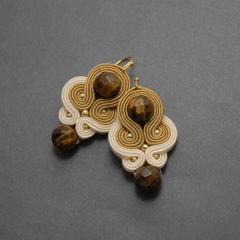 beżowo-kremowe kolczyki lub klipsy sutasz z tygrysim okiem