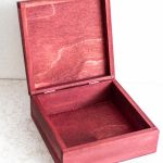 Pudełko drewniane - Dama wśród róż - Świetne na prezent na różne okazje Całość kilkakrotnie pokryta bezwonnym lakierem akrylowym Rozmiar pudełka : 14,7 x 14,7 x 6 cm