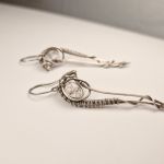 Długie srebrne kolczyki z kryształem – lekkie, eleganckie, ręcznie robiona biżuteria - 