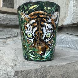 Czarny, porcelanowy kubek Tygrys w trawie 