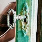 Turkusowa witryna wisząca z półkami, oszklona, ręcznie postarzana, z duszą - 