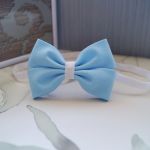 Biała opaska elastyczna z niebieską kokardką Emilka 25 - Prezent dla dziewczynki