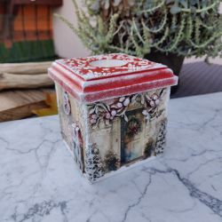 Świąteczne ręcznie zdobione pudełko ze świecznikiem