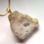 Biały matowy kwarc w złocie, druzy, oryginalny wisiorek - 