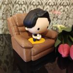 FOTEL Friends PRZYJACIELE pólka sofa do figurek McDonald's Happy Meal 2026 - Figurka stoi stabilnie