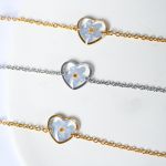 Delikatna, ręcznie robiona bransoletka serduszko z prawdziwą niezapominajką zatopioną w żywicy - 