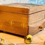 Toaletka z lusterkiem, naturalne drewno, złote wzory, prezent - 