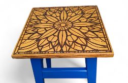 taboret boho z niebieskimi nogami i dekorem