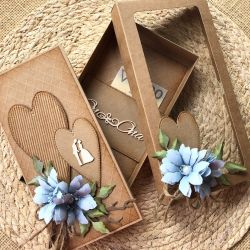 021,Kartka na ślub w pudełku z sercami