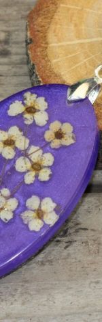 Wisior z żywicy i kwiatów tawuły fioletowy