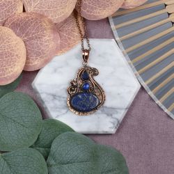 Miedziany ozdobny wisiorek z lapisem lazuli i tanzanitem #552