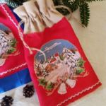 Zestaw woreczków prezentowych z haftowaną aplikacją świąteczną  - widok