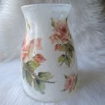 lampion-wazon szklany z morelowymi różami - z innej strony