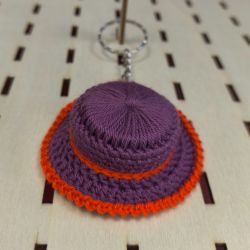 Ręcznie robiony brelok – mini kapelusz szydełkowy fioletowo- pomarańczowy
