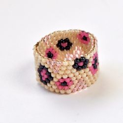 Koralikowy pierścionek w kwiaty