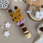 Grzechotka żyrafa, Prezent dla malucha, Gryzak dla noworodka - Kolorystyka - musztardowy, brązowy, pastelowy fioletowy i żółty kolory.